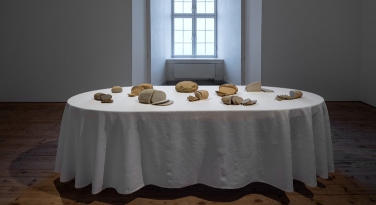Stenar formade och skurna som bröd ligger på bord